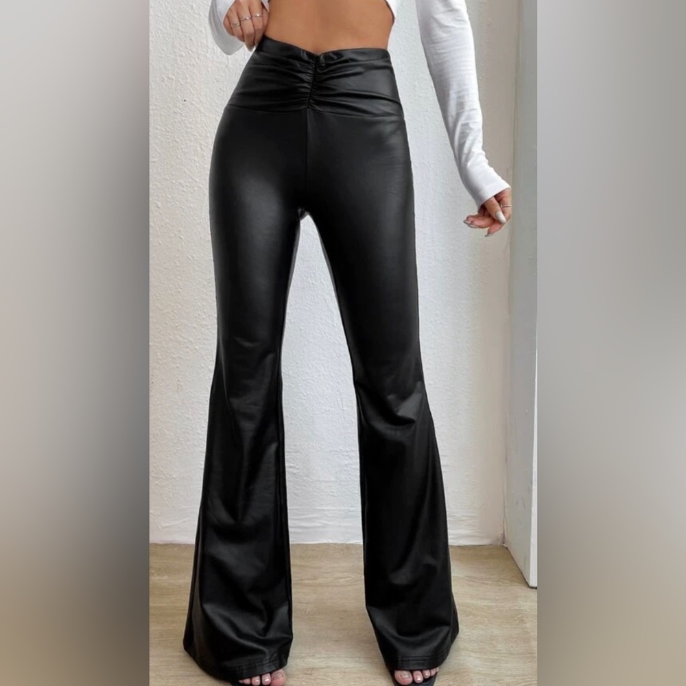 Women’s Sexy black faux leather pant, very giving stretch. Sz xs.